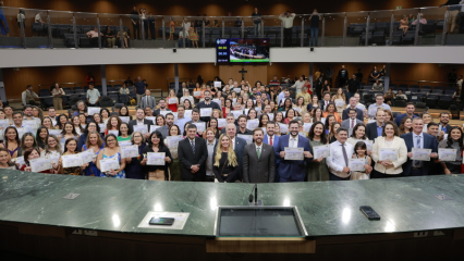 Bruno Peixoto homenageia acupunturistas na Assembleia Legislativa de Goiás