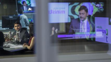 Ministro cai após denúncia por corrupção: Juscelino Filho pede demissão das Comunicações