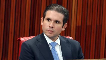 Motta proíbe faixas e determina uso de terno e gravata na Câmara após conflitos no plenário.
