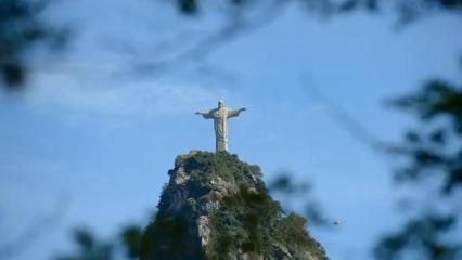 Turista morre após passar mal na escadaria do Cristo Redentor, no Rio